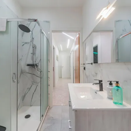 Fioravanti - San Luca & Genesis House, A Pochi Passi Dalla Stazione, Vicino Al Cuore Di Aparthotel