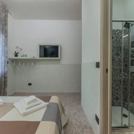 Aparthotel Fioravanti - San Luca & Genesis House, A Pochi Passi Dalla Stazione, Vicino Al Cuore Di