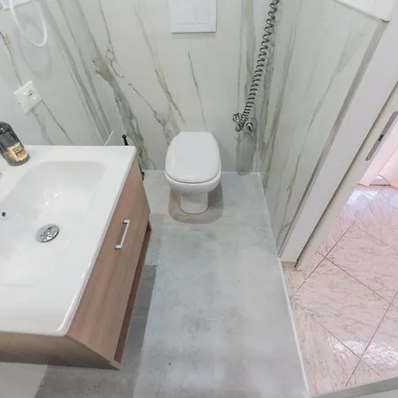 Aparthotel Fioravanti - San Luca & Genesis House, A Pochi Passi Dalla Stazione, Vicino Al Cuore Di