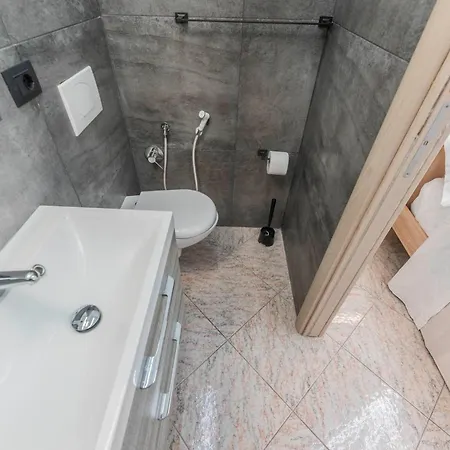 Fioravanti - San Luca & Genesis House, A Pochi Passi Dalla Stazione, Vicino Al Cuore Di 3* Bolonia