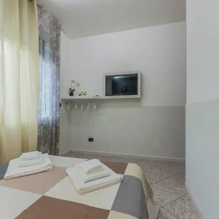 Fioravanti - San Luca & Genesis House, A Pochi Passi Dalla Stazione, Vicino Al Cuore Di 3*