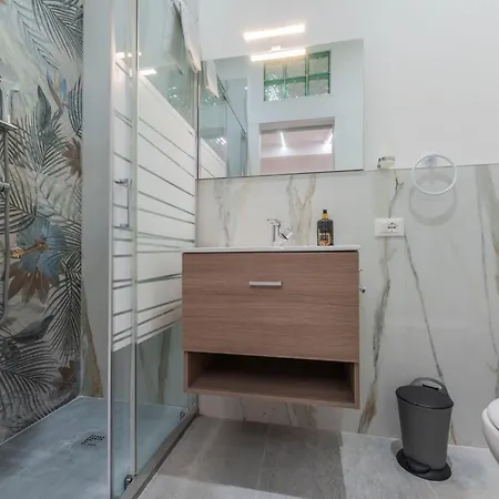 Fioravanti - San Luca & Genesis House, A Pochi Passi Dalla Stazione, Vicino Al Cuore Di 3* Bolonia