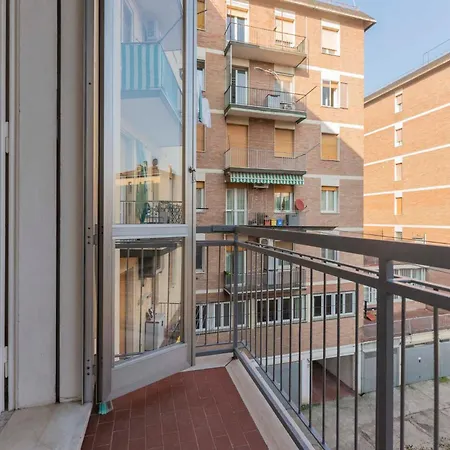 Fioravanti - San Luca & Genesis House, A Pochi Passi Dalla Stazione, Vicino Al Cuore Di