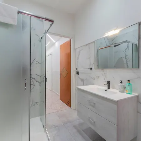 Fioravanti - San Luca & Genesis House, A Pochi Passi Dalla Stazione, Vicino Al Cuore Di 3* Bolonia