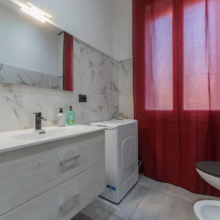 Fioravanti - San Luca & Genesis House, A Pochi Passi Dalla Stazione, Vicino Al Cuore Di Apartahotel 3*