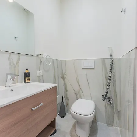 Apartahotel Fioravanti - San Luca & Genesis House, A Pochi Passi Dalla Stazione, Vicino Al Cuore Di 3*