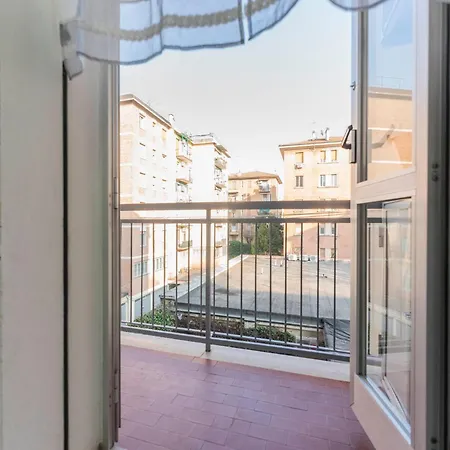 Apartahotel Fioravanti - San Luca & Genesis House, A Pochi Passi Dalla Stazione, Vicino Al Cuore Di Bolonia