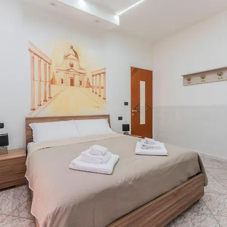 Fioravanti - San Luca & Genesis House, A Pochi Passi Dalla Stazione, Vicino Al Cuore Di 3*