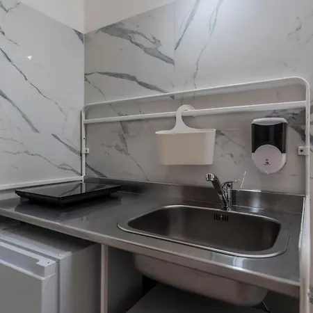 Fioravanti - San Luca & Genesis House, A Pochi Passi Dalla Stazione, Vicino Al Cuore Di 3*