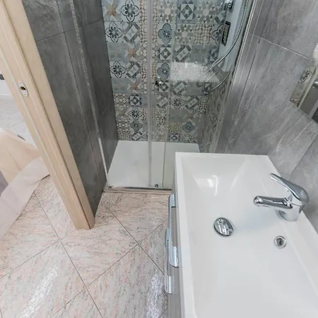 Fioravanti - San Luca & Genesis House, A Pochi Passi Dalla Stazione, Vicino Al Cuore Di