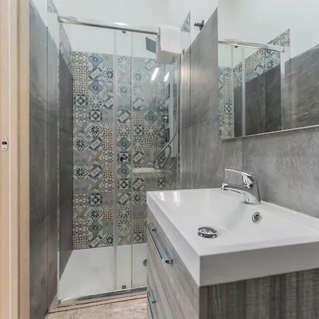 Fioravanti - San Luca & Genesis House, A Pochi Passi Dalla Stazione, Vicino Al Cuore Di