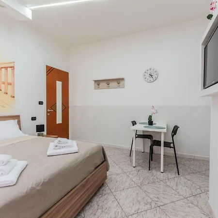 Apartahotel Fioravanti - San Luca & Genesis House, A Pochi Passi Dalla Stazione, Vicino Al Cuore Di 3*