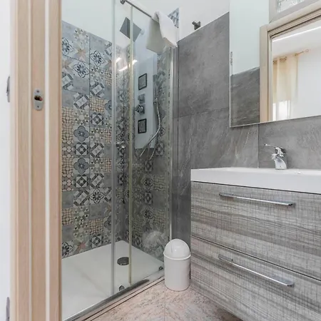 Fioravanti - San Luca & Genesis House, A Pochi Passi Dalla Stazione, Vicino Al Cuore Di Apartahotel 3*