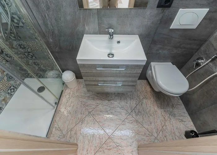 Apartmanhotel Fioravanti - San Luca & Genesis House, A Pochi Passi Dalla Stazione, Vicino Al Cuore Di Bologna