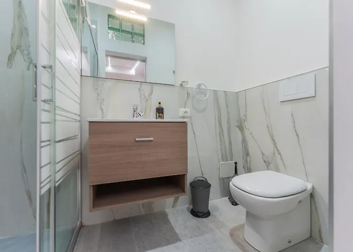 Fioravanti - San Luca & Genesis House, A Pochi Passi Dalla Stazione, Vicino Al Cuore Di 3*