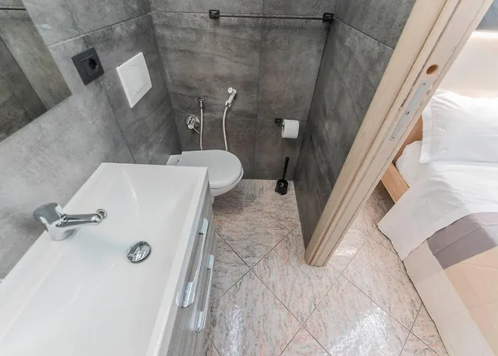 Fioravanti - San Luca & Genesis House, A Pochi Passi Dalla Stazione, Vicino Al Cuore Di 3* Bologna