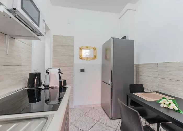 Fioravanti - San Luca & Genesis House, A Pochi Passi Dalla Stazione, Vicino Al Cuore Di 3*