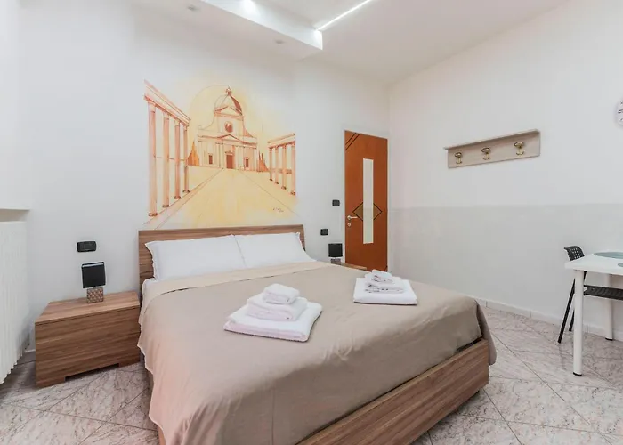 Fioravanti - San Luca & Genesis House, A Pochi Passi Dalla Stazione, Vicino Al Cuore Di 3*