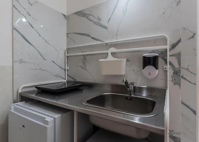 Fioravanti - San Luca & Genesis House, A Pochi Passi Dalla Stazione, Vicino Al Cuore Di 3*