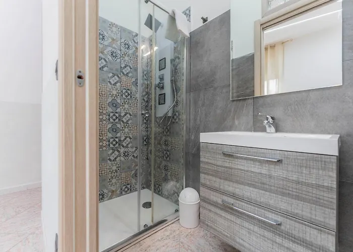 Fioravanti - San Luca & Genesis House, A Pochi Passi Dalla Stazione, Vicino Al Cuore Di Apartmanhotel 3*