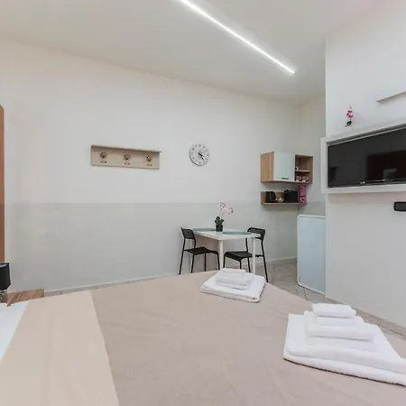 Fioravanti - San Luca & Genesis House, A Pochi Passi Dalla Stazione, Vicino Al Cuore Di Apartmanhotel